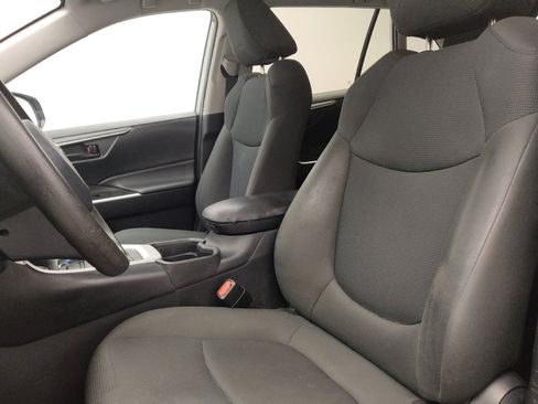 Used 2021 Toyota RAV4 LE image 17