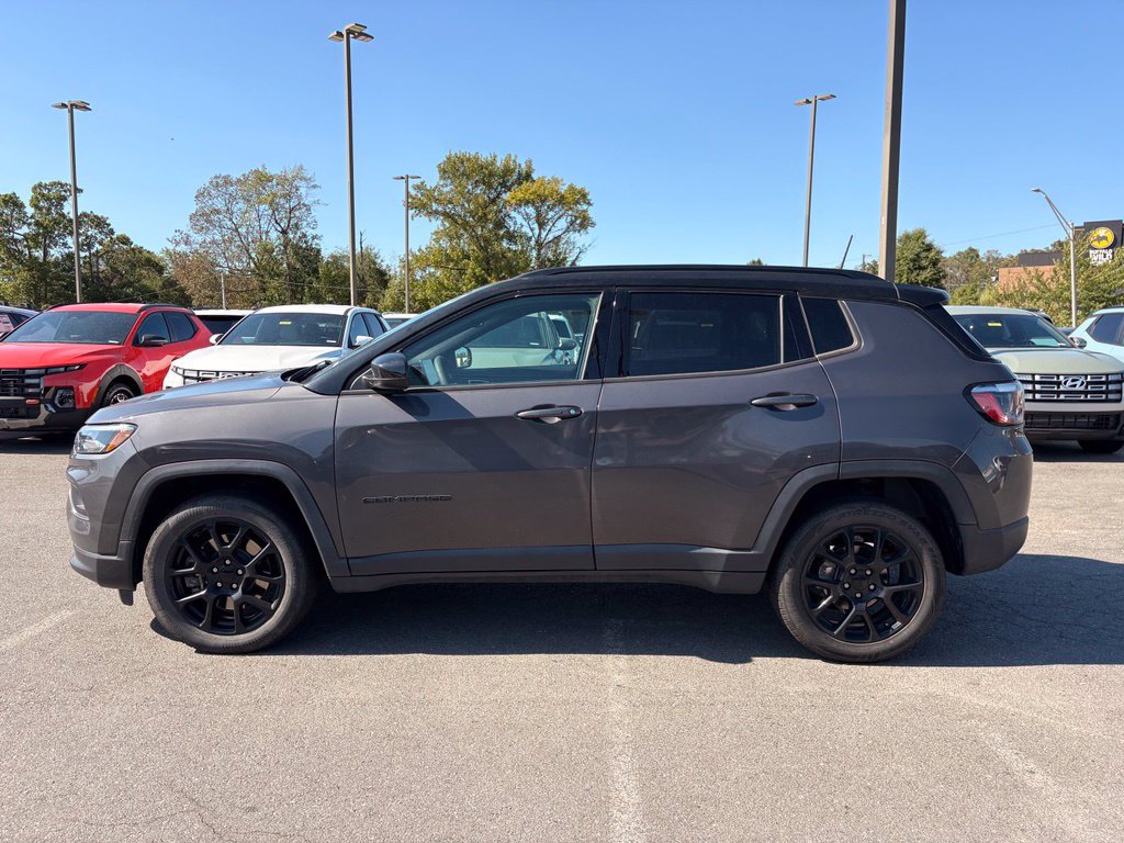 Used 2024 Jeep Compass Latitude w/ Convenience Group AWD/4WD image 4