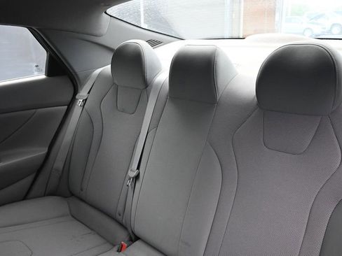 Used 2021 Hyundai Elantra SE FWD image 18