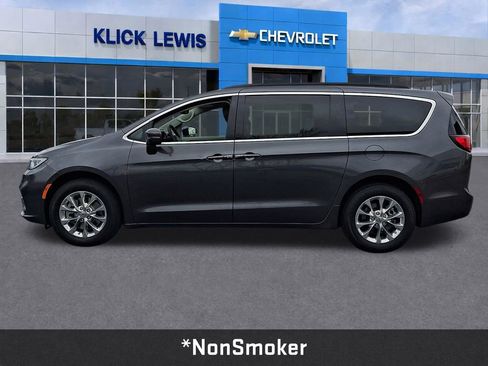 Used 2022 Chrysler Pacifica Touring-L image 4