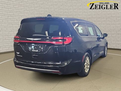 Used 2024 Chrysler Pacifica Touring-L FWD image 5