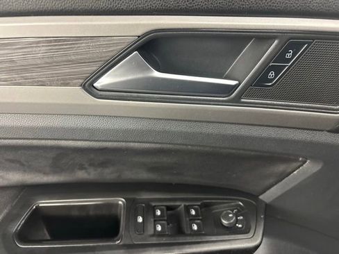 Used 2020 Volkswagen Atlas Cross Sport SE w/ Panoramic Sunroof Package FWD image 21