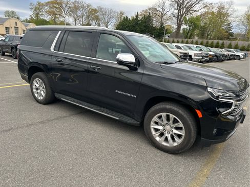 Used 2023 Chevrolet Suburban Premier AWD/4WD image 2