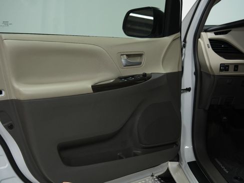 Used 2017 Toyota Sienna XLE image 23