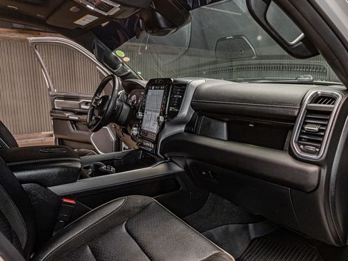 Used 2024 RAM 1500 Laramie AWD/4WD image 19