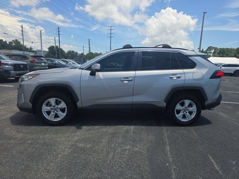 Used 2021 Toyota RAV4 XLE w/ Convenience Package FWD image 6
