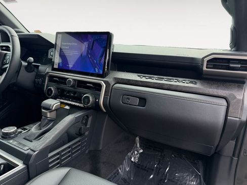 Used 2024 Toyota Tacoma Limited w/ Limited Package (LT) AWD/4WD image 26