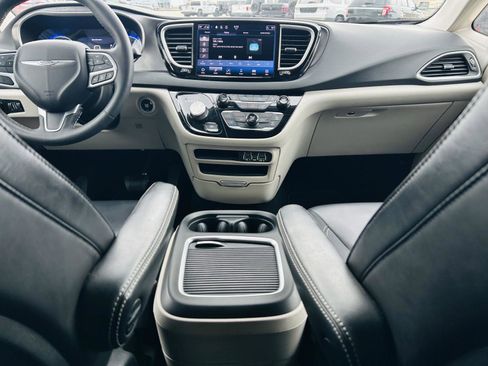 Used 2023 Chrysler Pacifica Touring-L image 25