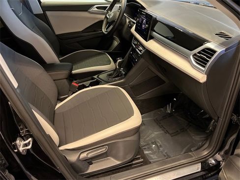 Certified 2025 Volkswagen Taos SE image 10