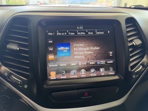 Used 2017 Jeep Cherokee Trailhawk w/ Cold Weather Group AWD/4WD image 9