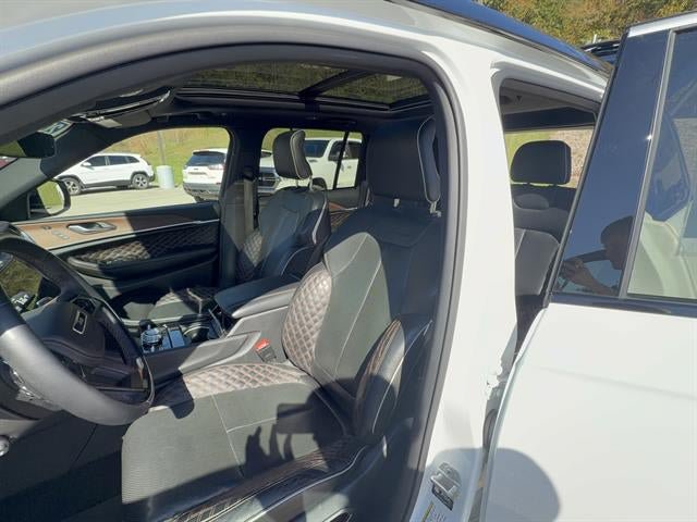 Used 2023 Jeep Grand Cherokee Summit w/ Luxury Tech Group V AWD/4WD image 25