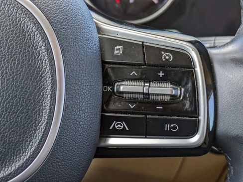 Used 2022 Kia Carnival LX image 28