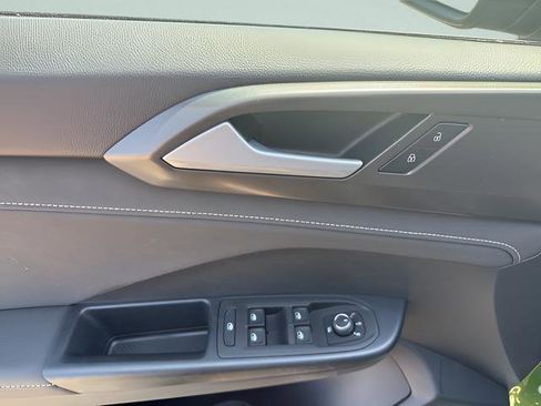 New 2025 Volkswagen Taos SE image 7