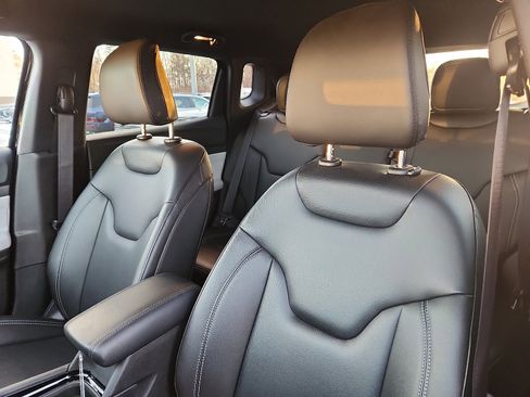 Used 2025 Jeep Compass Limited image 22