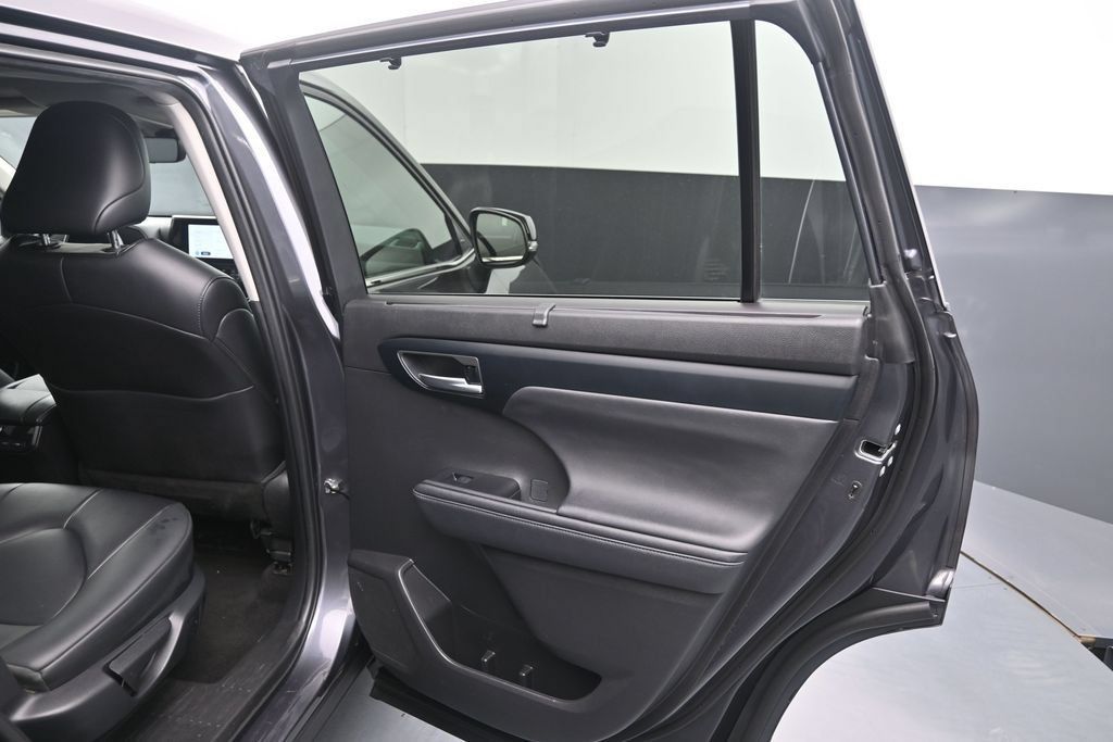 Used 2023 Toyota Highlander XLE AWD/4WD image 27