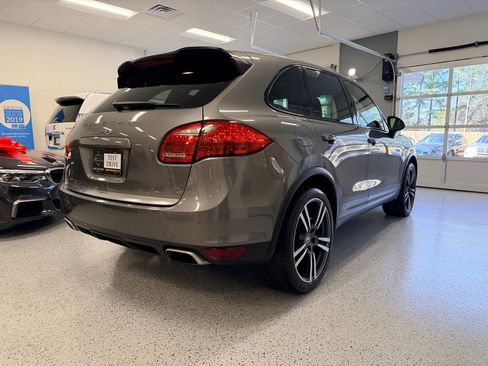 Used 2014 Porsche Cayenne S image 9