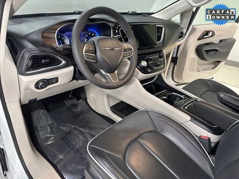 Used 2024 Chrysler Pacifica Limited image 12