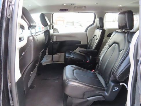 Used 2024 Chrysler Pacifica Touring-L image 21