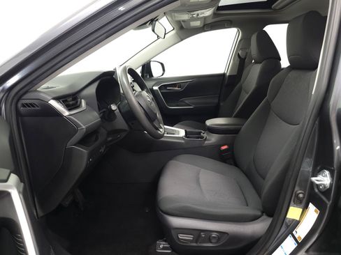 Used 2019 Toyota RAV4 XLE w/ Convenience Package AWD/4WD image 4