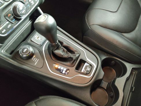 Used 2019 Jeep Cherokee High Altitude AWD/4WD image 26