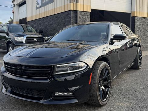 Used 2017 Dodge Charger SXT w/ AWD Premium Group image 1