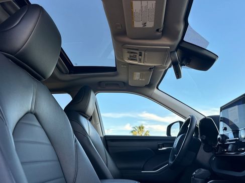 Certified 2024 Toyota Highlander XLE image 17