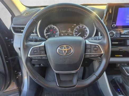 Certified 2023 Toyota Highlander XLE image 10
