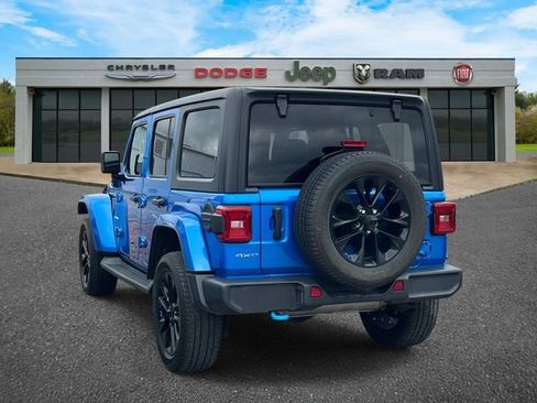 Used 2023 Jeep Wrangler Unlimited Sahara w/ Cold Weather Group AWD/4WD image 5