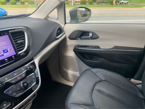 Used 2022 Chrysler Pacifica Touring-L FWD image 21