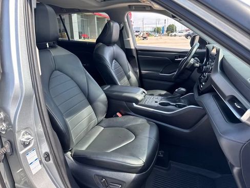 Used 2021 Toyota Highlander XLE AWD/4WD image 11