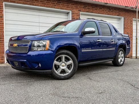 Used 2013 Chevrolet Avalanche LTZ image 2