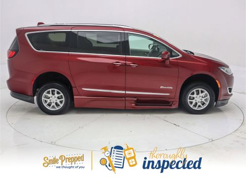 Used 2019 Chrysler Pacifica Touring-L image 3