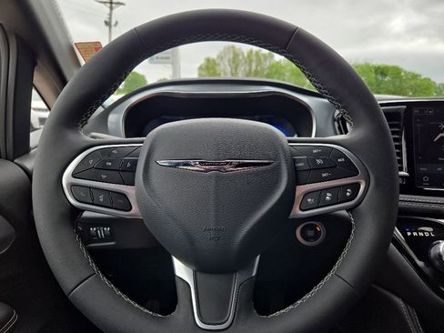 Used 2026 Chrysler Pacifica Limited FWD image 38