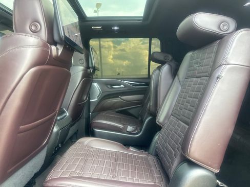 Used 2023 Cadillac Escalade ESV Premium Luxury Platinum AWD/4WD image 40