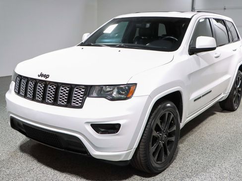 Used 2018 Jeep Grand Cherokee Altitude image 31