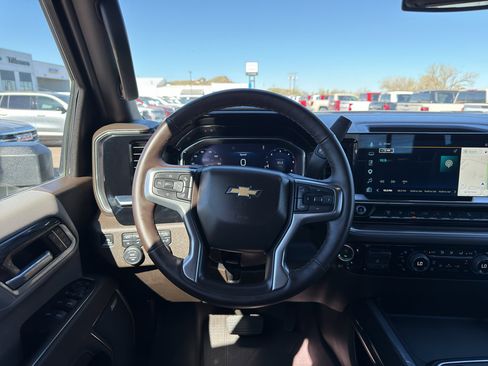 Used 2025 Chevrolet Silverado 3500 LTZ w/ LTZ Convenience Package AWD/4WD image 9