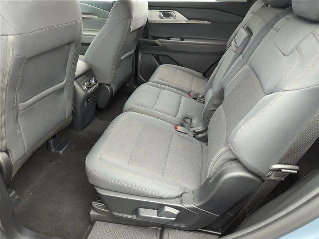 Used 2025 Ford Explorer Active RWD image 18