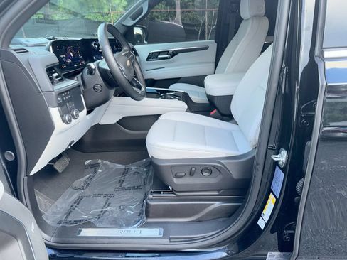 Used 2025 Chevrolet Suburban Premier RWD image 13