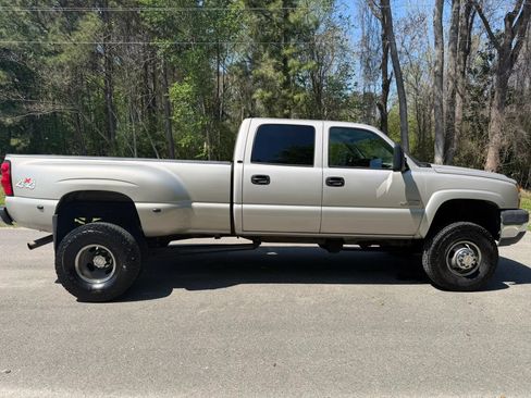 Used 2006 Chevrolet Silverado 3500 LT w/ Heavy-Duty Power Package AWD/4WD image 4