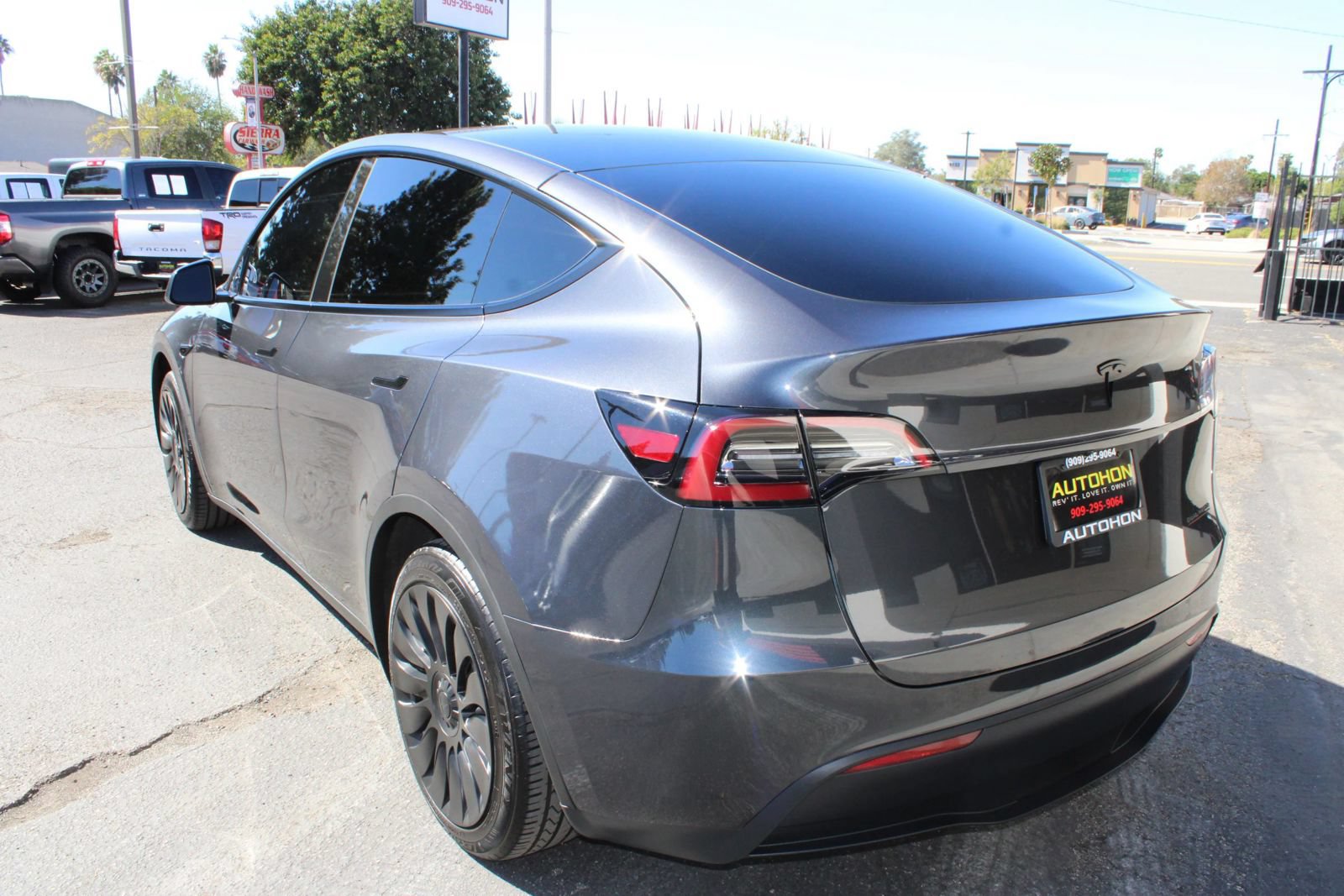 Used 2024 Tesla Model Y 2WD image 36