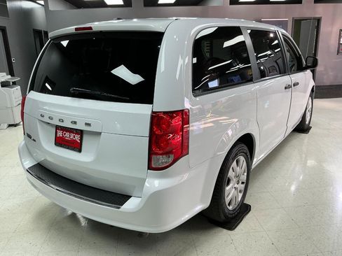Used 2019 Dodge Grand Caravan SE w/ UConnect Hands-Free Group FWD image 3