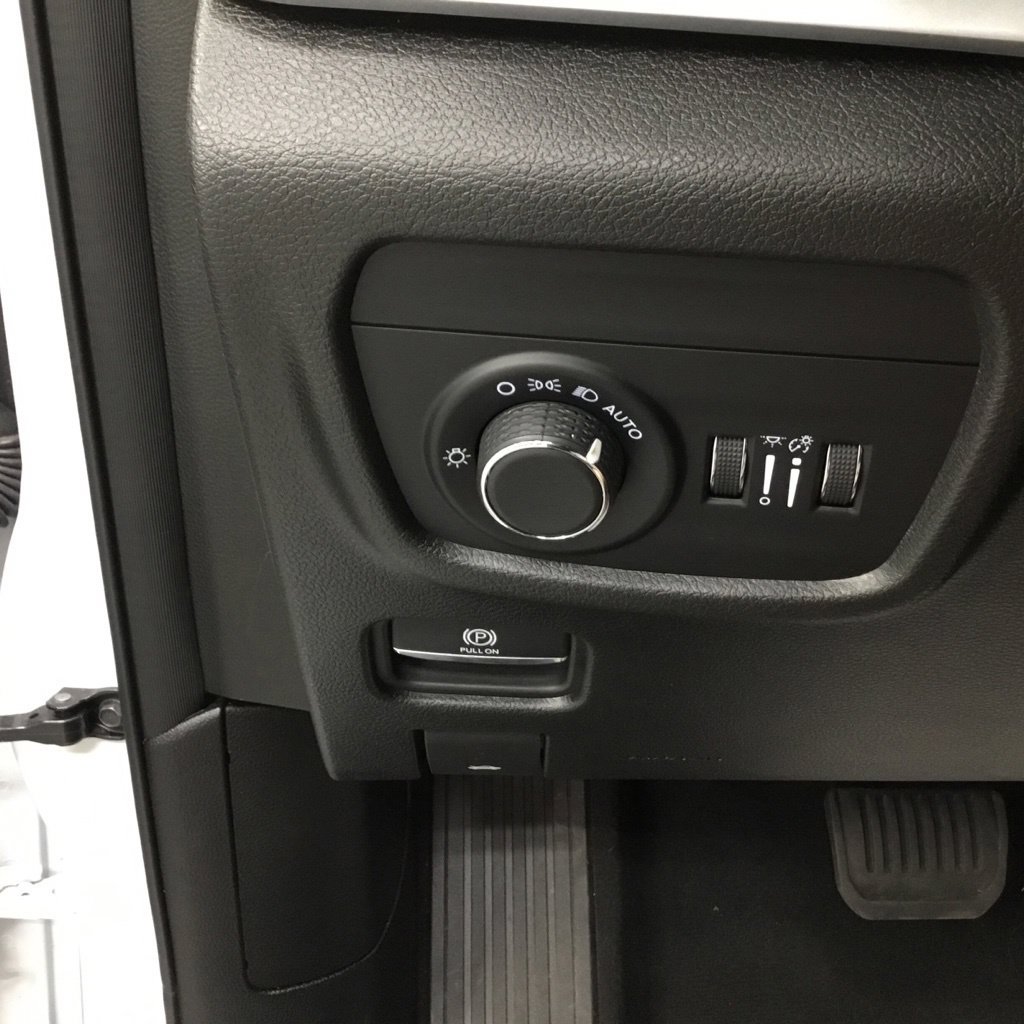 Used 2025 Jeep Grand Cherokee Altitude AWD/4WD image 14