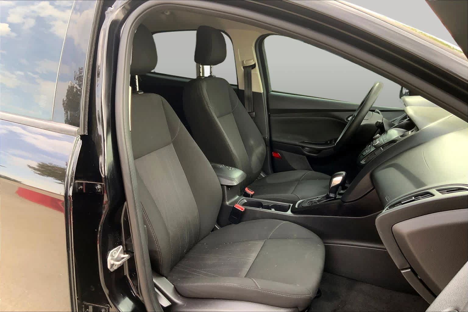 Used 2018 Ford Focus SE w/ SE Appearance Package FWD image 9