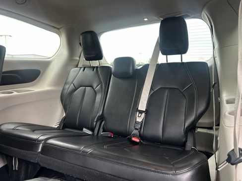 Used 2024 Chrysler Pacifica Limited FWD image 6