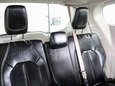 Used 2023 Chrysler Pacifica Touring-L image 29