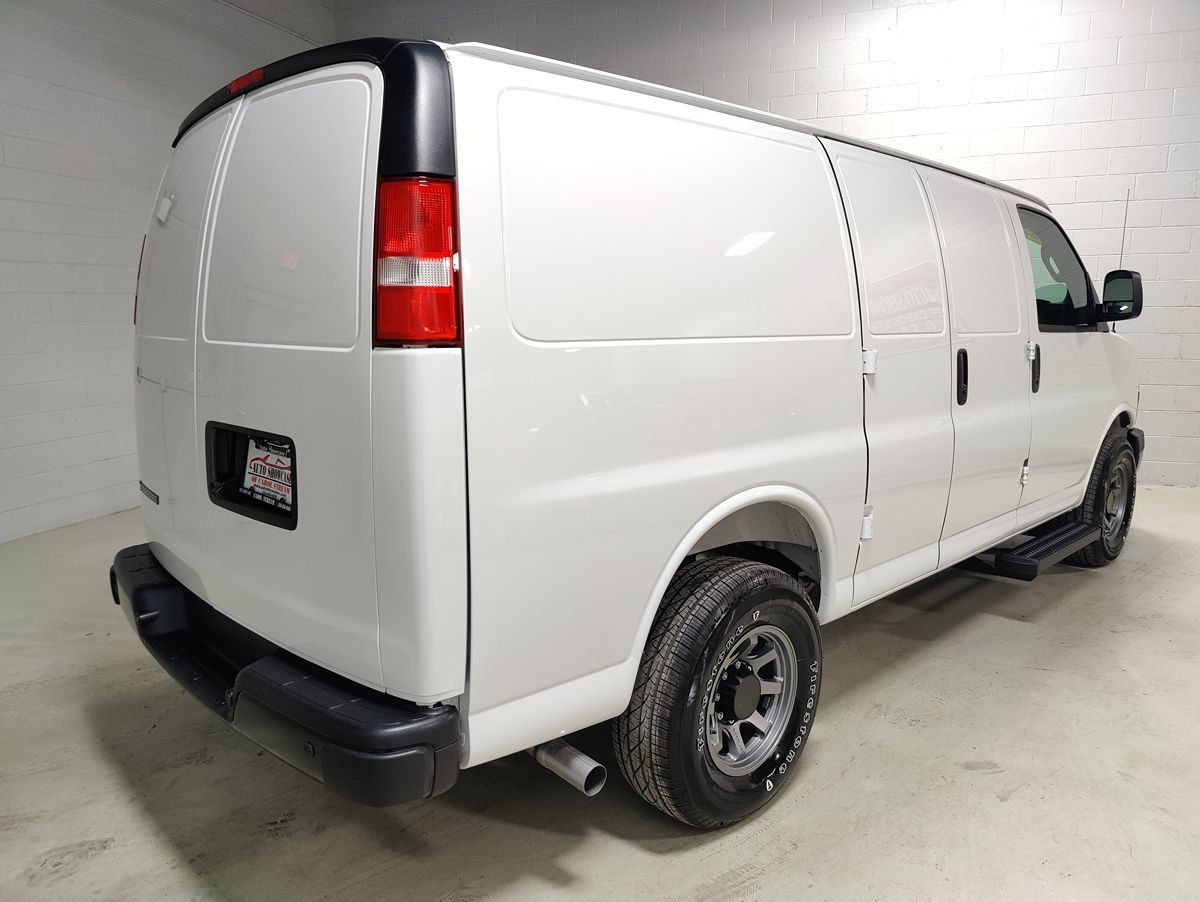 Used 2025 Chevrolet Express 3500 w/ Driver Convenience Package RWD image 9