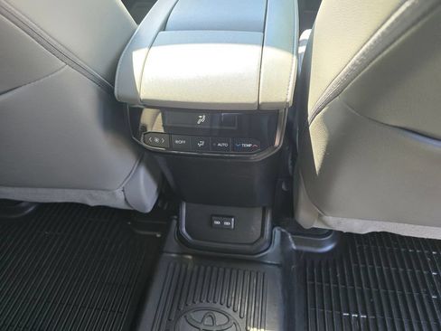 Used 2023 Toyota Highlander XLE AWD/4WD image 15
