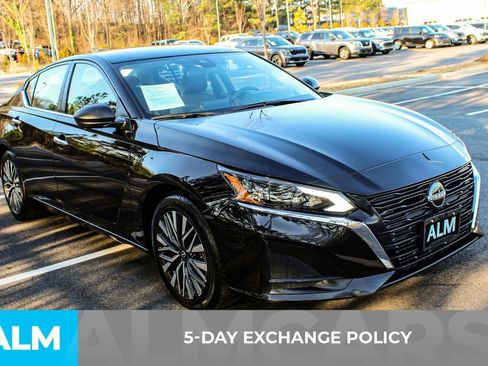 Used 2024 Nissan Altima 2.5 SV image 3