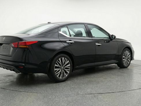 Used 2025 Nissan Altima 2.5 SV image 9
