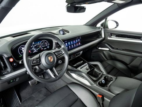 Used 2026 Porsche Cayenne S image 4